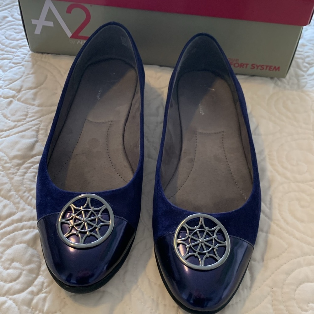 Aerosoles Navy blue embellished cap toe ballet flats size 8.5